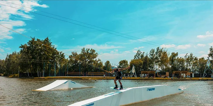 Vodní zábava ve všední dny: hodina wakeboardu včetně instruktáže