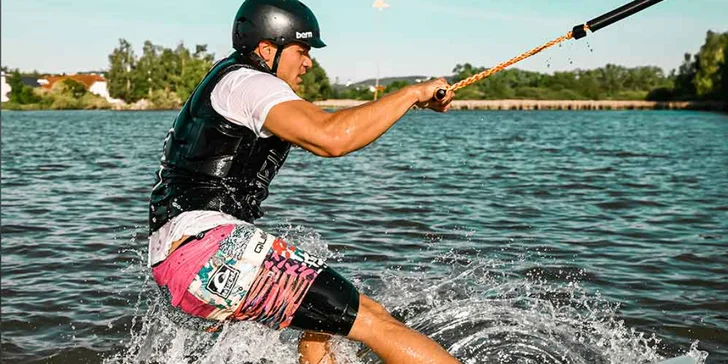 Vodní zábava ve všední dny: hodina wakeboardu včetně instruktáže