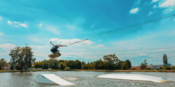Vodní zábava ve všední dny: hodina wakeboardu včetně instruktáže