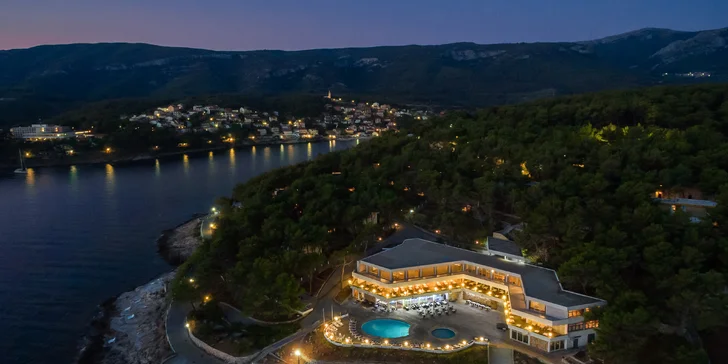 Ostrov Hvar: Fontana Resort Hotel s polopenzí, animačním programem a dvěma bazény