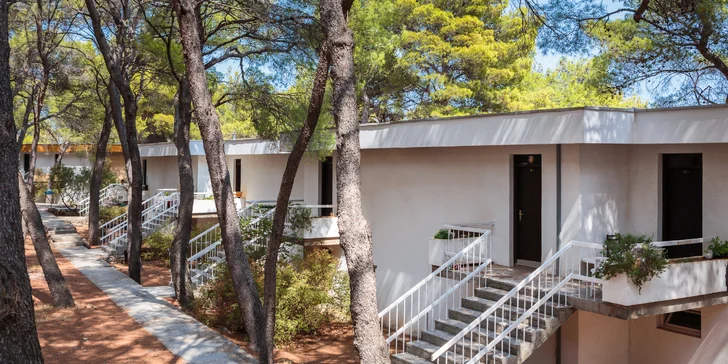 Ostrov Hvar: Fontana Resort Hotel s polopenzí, animačním programem a dvěma bazény