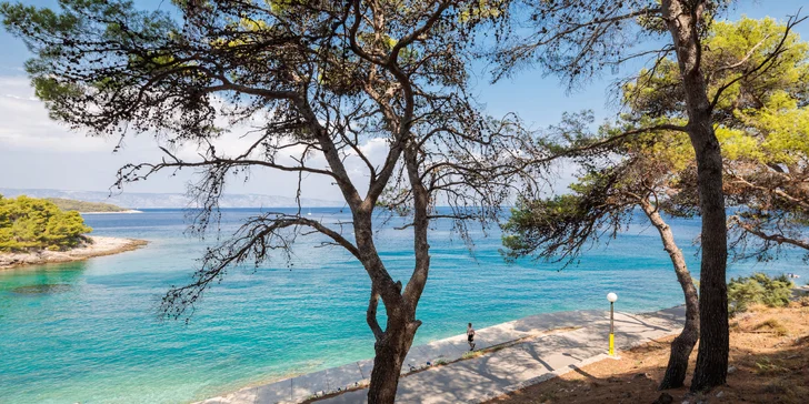 Ostrov Hvar: Fontana Resort Hotel s polopenzí, animačním programem a dvěma bazény