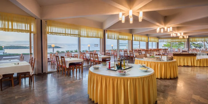 Ostrov Hvar: Fontana Resort Hotel s polopenzí, animačním programem a dvěma bazény