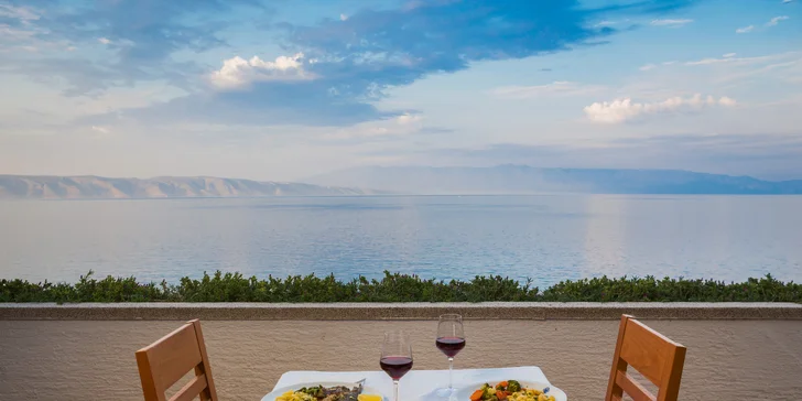 Ostrov Hvar: Fontana Resort Hotel s polopenzí, animačním programem a dvěma bazény