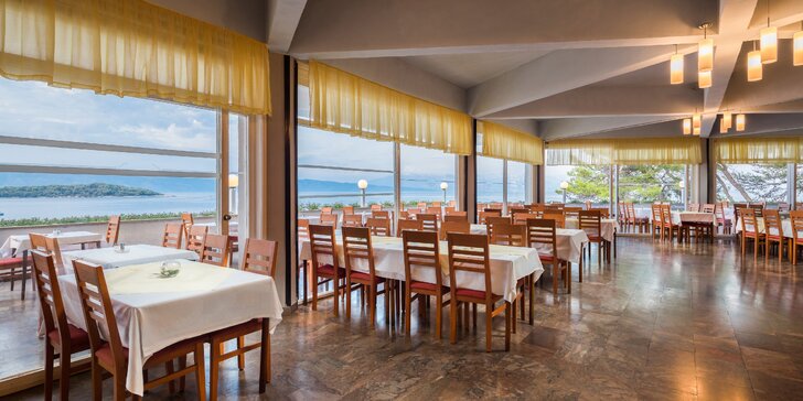 Ostrov Hvar: Fontana Resort Hotel se snídaněmi, animačním programem a dvěma bazény