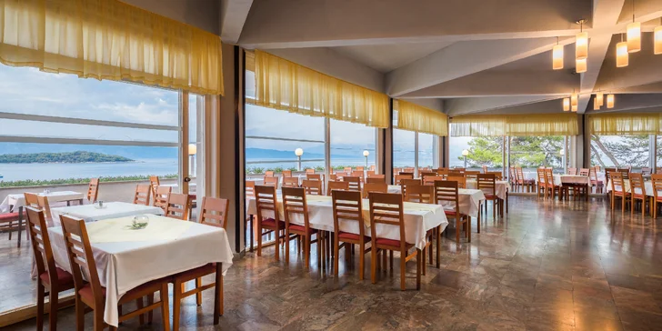 Ostrov Hvar: Fontana Resort Hotel s polopenzí, animačním programem a dvěma bazény