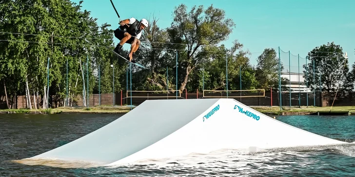 Vodní zábava ve všední dny: hodina wakeboardu včetně instruktáže