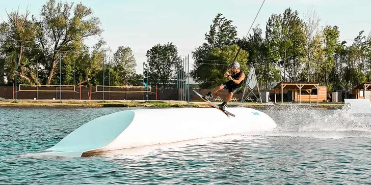 Vodní zábava ve všední dny: hodina wakeboardu včetně instruktáže