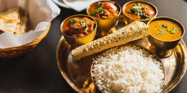 Nepálské menu pro 2 osoby: chicken nebo paneer pakora, polévka, thali set i dezert dle výběru