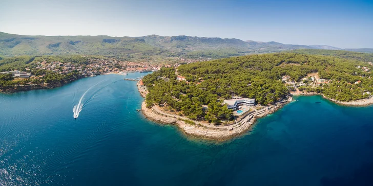 Ostrov Hvar: Fontana Resort Hotel s polopenzí, animačním programem a dvěma bazény