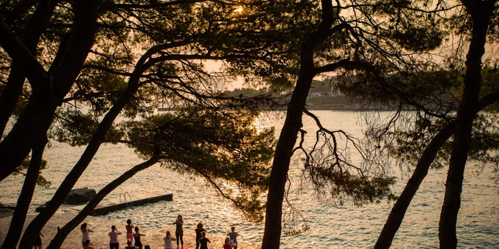 Ostrov Hvar: Fontana Resort Hotel s polopenzí, animačním programem a dvěma bazény