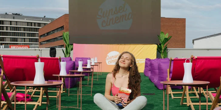 VIP romantika ve střešním kině: jen vy dva, film na přání, víno, vodní dýmka a popcorn