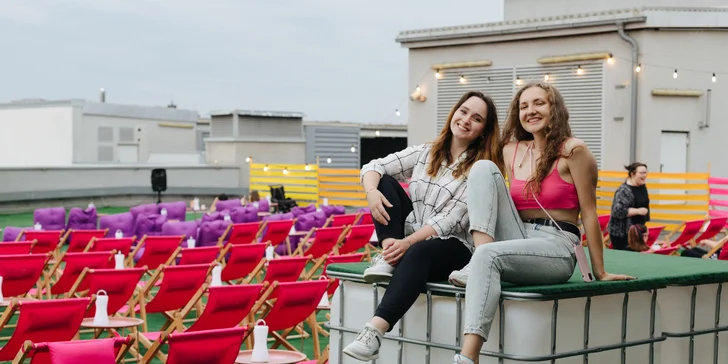 Letní kino na střeše OC Arkády Pankrác: vstupenky, popcorn, hot dog i prosecco a vodní dýmka