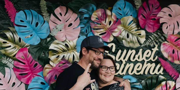 VIP romantika ve střešním kině: jen vy dva, film na přání, víno, vodní dýmka a popcorn