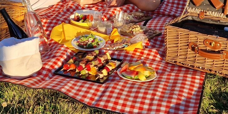 Piknikové koše pro dva: drinky, víno, miska ovoce, sendviče, špízy, pršuty a sýry