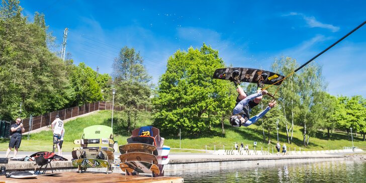 Adrenalin na vodě: 60 min. wakeboardingu či vodních lyží pro 2–4 osoby