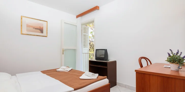 Ostrov Hvar: Fontana Resort Hotel s polopenzí, animačním programem a dvěma bazény