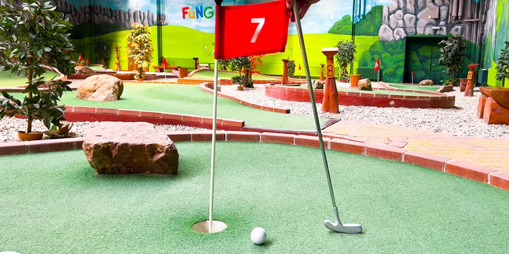 Hodina adventure golfu na krytém hřišti a drinky pro 2 nebo 4 osoby