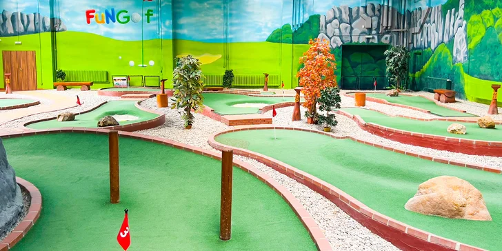 Hodina adventure golfu na krytém hřišti a drinky pro 2 nebo 4 osoby