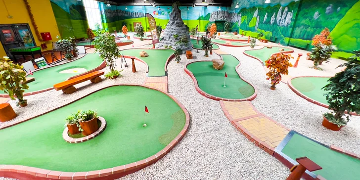 Hodina adventure golfu na krytém hřišti a drinky pro 2 nebo 4 osoby