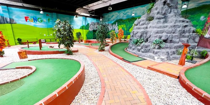 Hodina adventure golfu na krytém hřišti a drinky pro 2 nebo 4 osoby