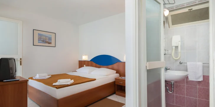 Ostrov Hvar: Fontana Resort Hotel s polopenzí, animačním programem a dvěma bazény