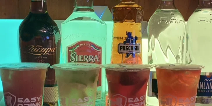 Vyzvedněte si drinky dle vlastního výběru na Stodolní ulici nebo si k nim dejte i nachos