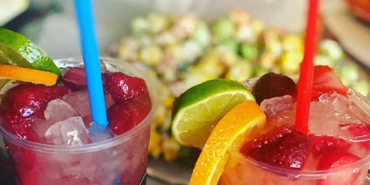 Vyzvedněte si drinky dle vlastního výběru na Stodolní ulici nebo si k nim dejte i nachos