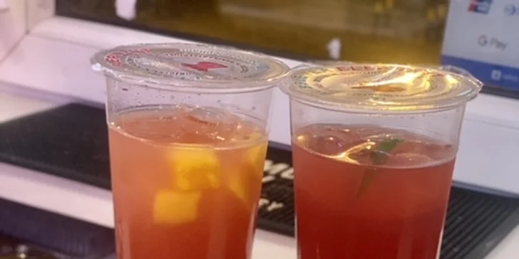 Vyzvedněte si drinky dle vlastního výběru na Stodolní ulici nebo si k nim dejte i nachos