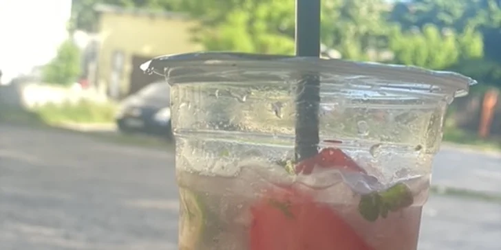 Vyzvedněte si drinky dle vlastního výběru na Stodolní ulici nebo si k nim dejte i nachos