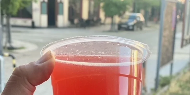 Vyzvedněte si drinky dle vlastního výběru na Stodolní ulici nebo si k nim dejte i nachos
