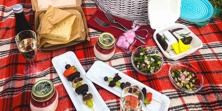 Piknikové koše pro dva: drinky, víno, miska ovoce, sendviče, špízy, pršuty a sýry