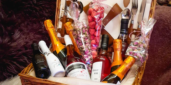 Piknikové koše pro dva: drinky, víno, miska ovoce, sendviče, špízy, pršuty a sýry