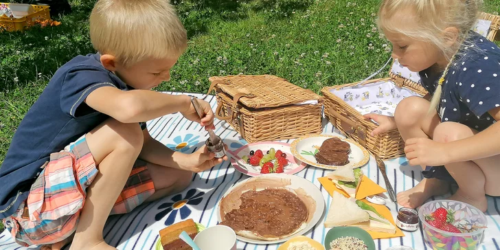 Piknikové koše pro dva: drinky, víno, miska ovoce, sendviče, špízy, pršuty a sýry