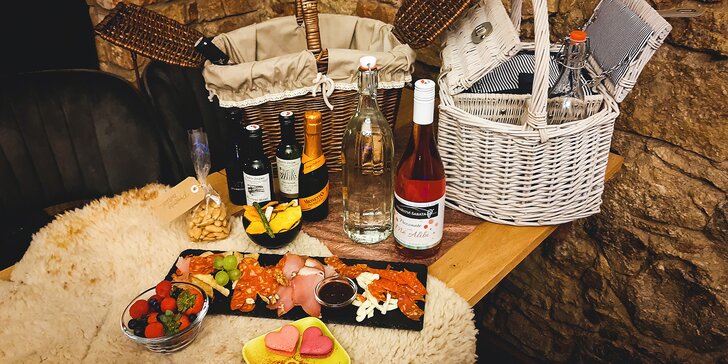 Piknikové koše pro dva: drinky, víno, miska ovoce, sendviče, špízy, pršuty a sýry