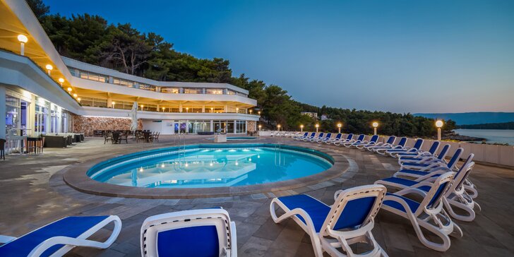 Ostrov Hvar: Fontana Resort Hotel s polopenzí, animačním programem a dvěma bazény