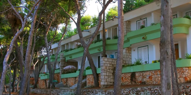 Apartmány ve Fontana Resortu na Hvaru: neomezeně bazény, fitness a v sezóně program pro děti