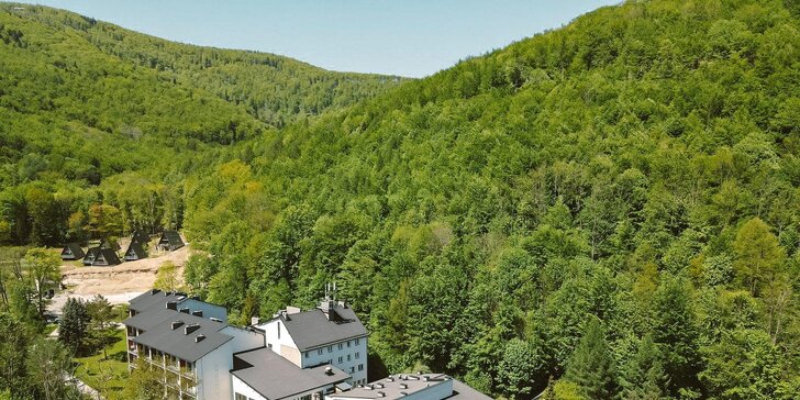 Moderní hotel s výhledem na Slezské Beskydy: polopenze a neomezený vstup do wellness