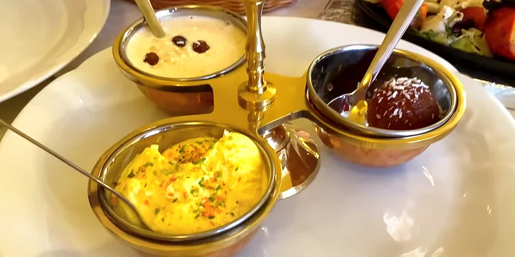 Indické menu Zaika pro dvě osoby: masový i vege hlavní chod dle výběru, předkrm i zmrzlina