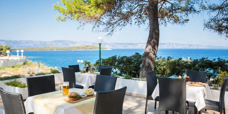 Ostrov Hvar: Fontana Resort Hotel s polopenzí, animačním programem a dvěma bazény