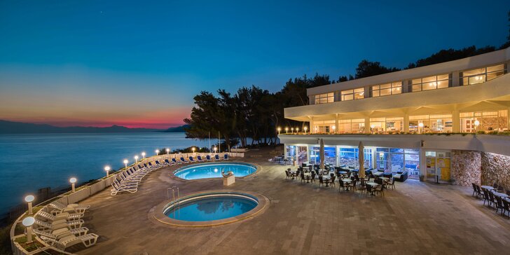 Ostrov Hvar: Fontana Resort Hotel se snídaněmi, animačním programem a dvěma bazény