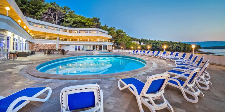 Apartmány ve Fontana Resortu na Hvaru: neomezeně bazény, fitness a v sezóně program pro děti
