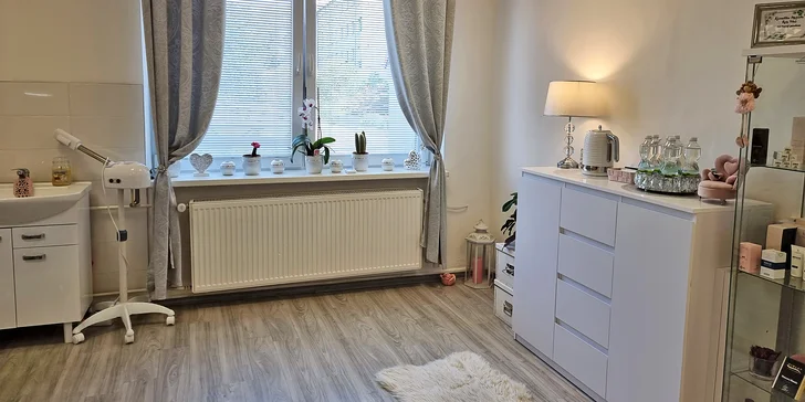 Kašmírové řasy ze salonu v Táboře: prodloužení a zhuštění řas i jejich doplnění