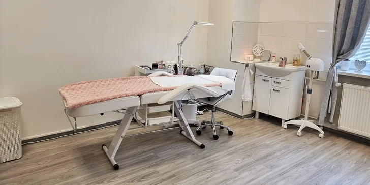 Kašmírové řasy ze salonu v Táboře: prodloužení a zhuštění řas i jejich doplnění