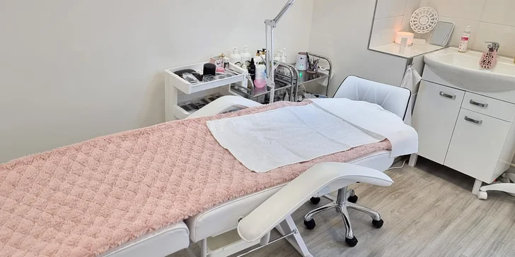 Kašmírové řasy ze salonu v Táboře: prodloužení a zhuštění řas i jejich doplnění