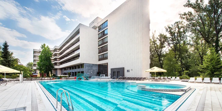 Pobyt ve 4* lázeňském hotelu v Piešťanech: polopenze, neomezené sauny a bazény i minerální koupel
