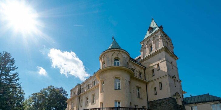 Pobyt ve Vysokém nad Jizerou: ubytování pro dva v secesním zámku, snídaně i láhev vína na přivítanou