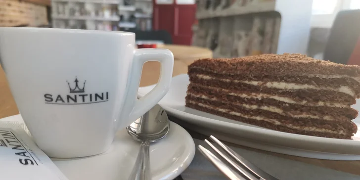 Lahodná káva a dort Marlenka dle výběru: kakaový, medový i bezlepkový