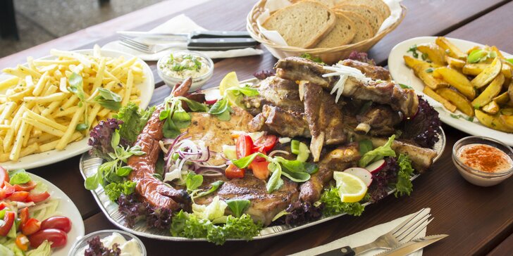 Fošna masa přímo z grilu: žebra, vepřové a kuřecí steaky, klobásy i hranolky