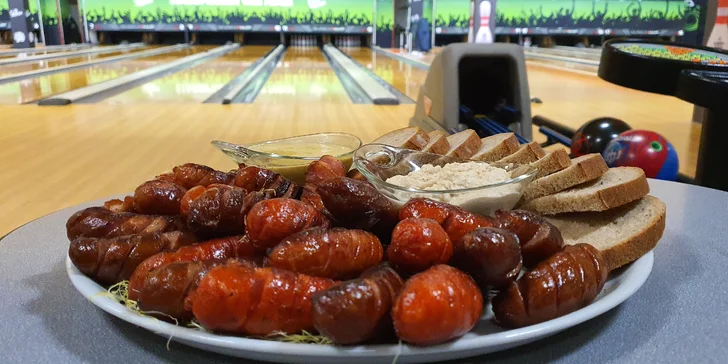 1 nebo 2 hodiny bowlingu až pro 6 osob a k tomu 1 nebo 2 kg klobásek